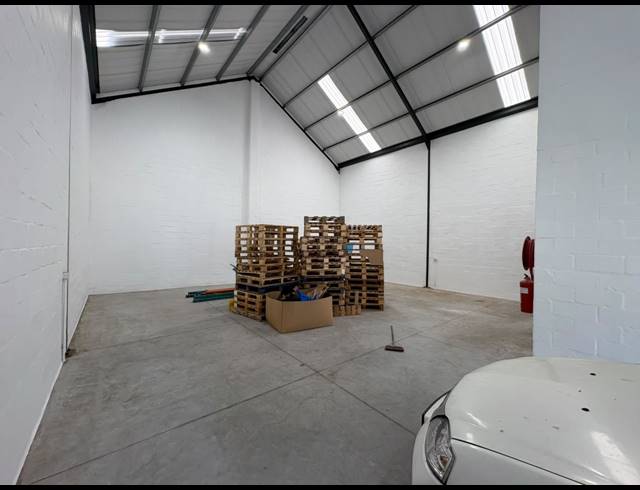 207M² WAREHOUSE TO LET IN FIRGROVE INDUSTRIAL ESTATE